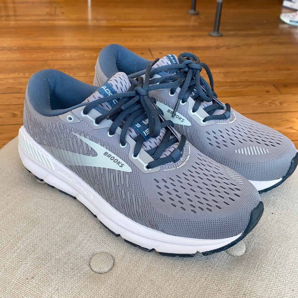 Brooks Blue and Gray Athletic Shoes with Breathable Mesh and Cushioned Heel